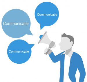 Leidinggevende roept door de megafoon: communicatie, communicatie, communicatie